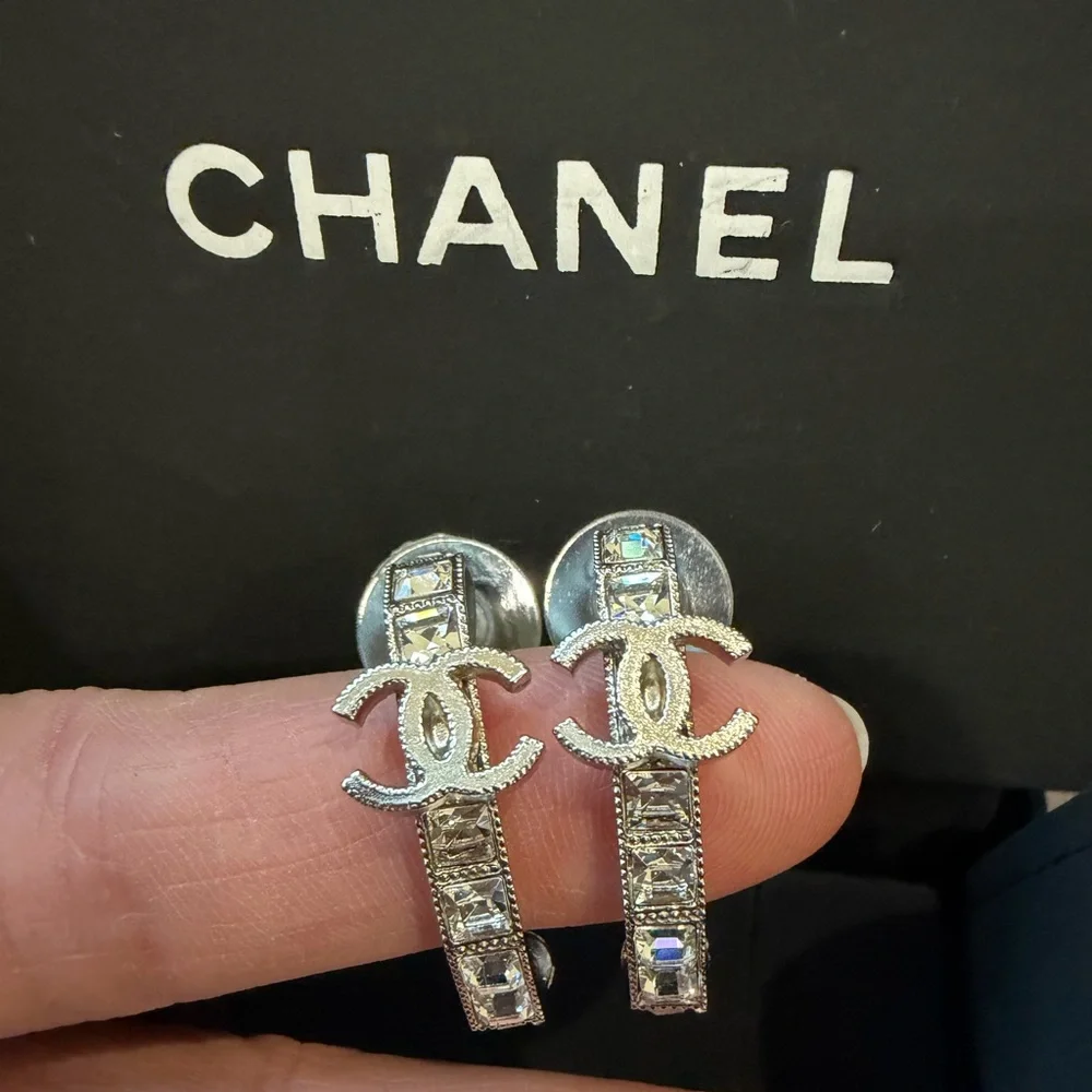 CHANEL Strass Silver Crystal Stud Earrings with box - Picture 3 of 11